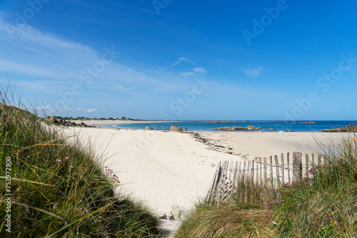 Vue depuis le sentier à travers les dunes sur la plage des Amiets à Cléder, Finistère nord : sable blanc et mer turquoise,