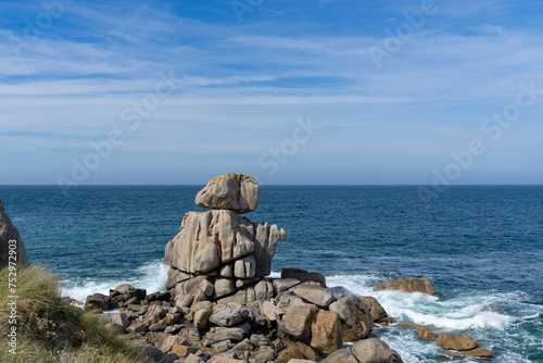 Le littoral du Finistère Nord, ponctué d'énormes rochers, offre un spectacle naturel spectaculaire, où la terre et la mer se rencontrent dans une harmonie brute et magnifique photo