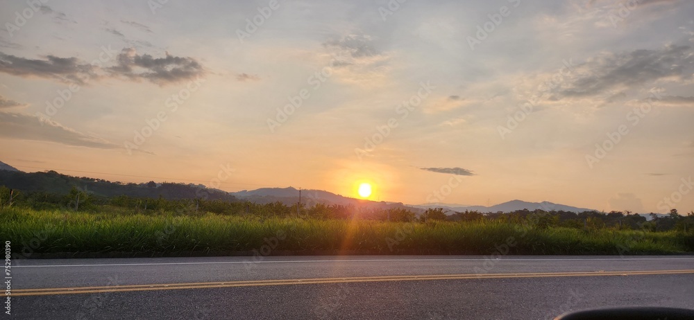 atardecer en carretera y pradera