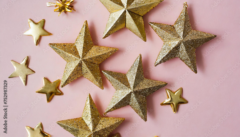 Obraz premium Golden Stars on Pink Background Festive and Elegant Top View Composition with Sparkling Decorations