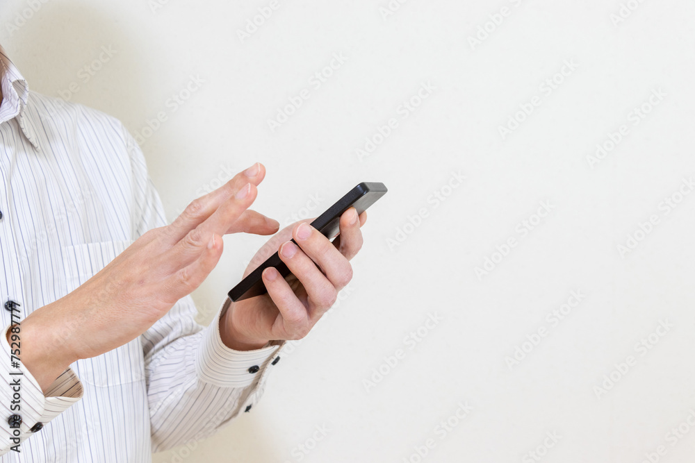 スマートフォンを操作する男性 スマートフォンを操作する男性