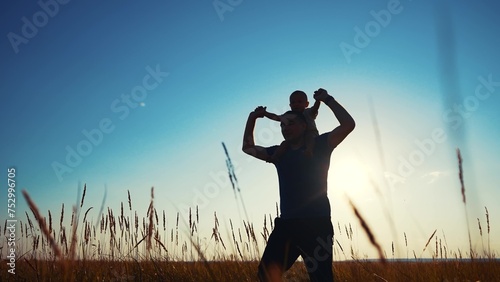 Foto father and son in the park