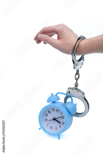 Czas pozostały do końca odsiadki w więzieniu osadzonemu, zegar przykuty kajdankami do ręki człowieka 