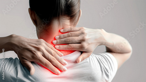 Eine junge Frau mit Rückenschmerzen, isoliert in ihrem Leid. Gesundheitschmerzen halten sie gefangen. Muskulöse Spannungen und Verletzungen setzen sie schmerzlich herab. Medizinische Therapien bieten  photo