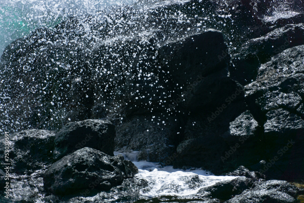 Pryskająca woda nad kamieniami, Wyspy Kanaryjskie, Fuerteventura, El Cotillo - obrazy, fototapety, plakaty 