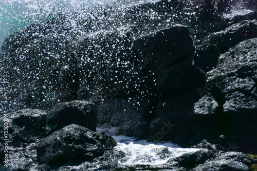 Pryskająca woda nad kamieniami, Wyspy Kanaryjskie, Fuerteventura, El Cotillo © Michał