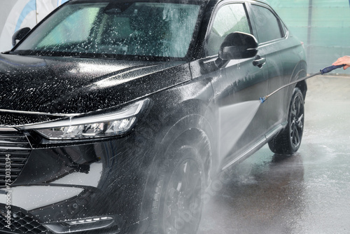 Manual car wash with pressurized water in car wash outside