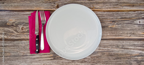 Photography vue du dessus d'une assiette blanche vide sur une table