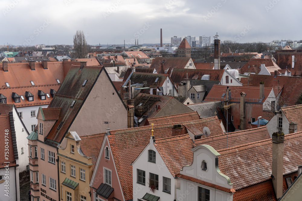 Obraz premium A cityscape with many old buildings with red roofs