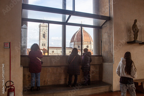 Italia, Toscana, Firenze, La chiesa e Museo di Orsanmichele. Veduta del Duomo e campanile di Giotto.