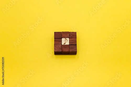 黄色い背景で茶色いブロックのフレームにピッタリ収まった音符マーク