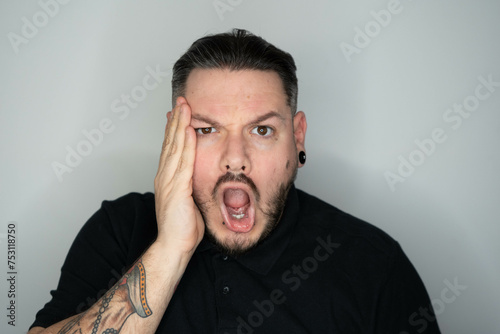 Foto hombre con dilataciones y expresión de sorpresa, hombre con expresión de sorpres