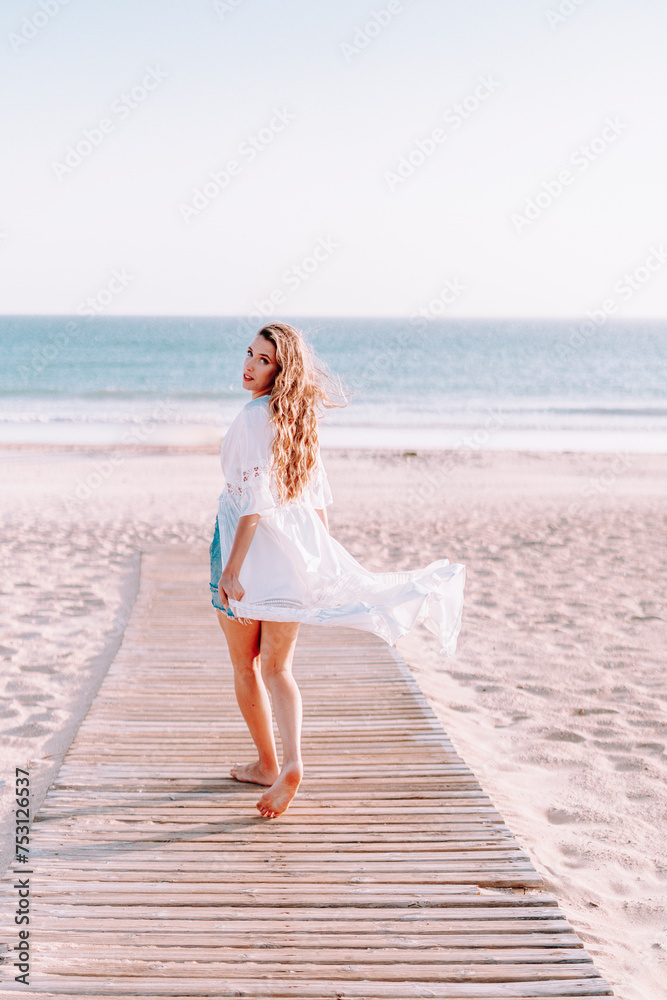 mujer joven feliz en la playa, mujer hermosa en la playa, mujer rubia de ojos azules, mujer rubia de ojos azules en la playa, mujer en bañador en la playa, mujer feliz en la playa, chica joven mujer joven feliz en la playa, mujer hermosa en la playa, mujer rubia de ojos azules, mujer rubia de ojos azules en la playa, mujer en bañador en la playa, mujer feliz en la playa, chica joven