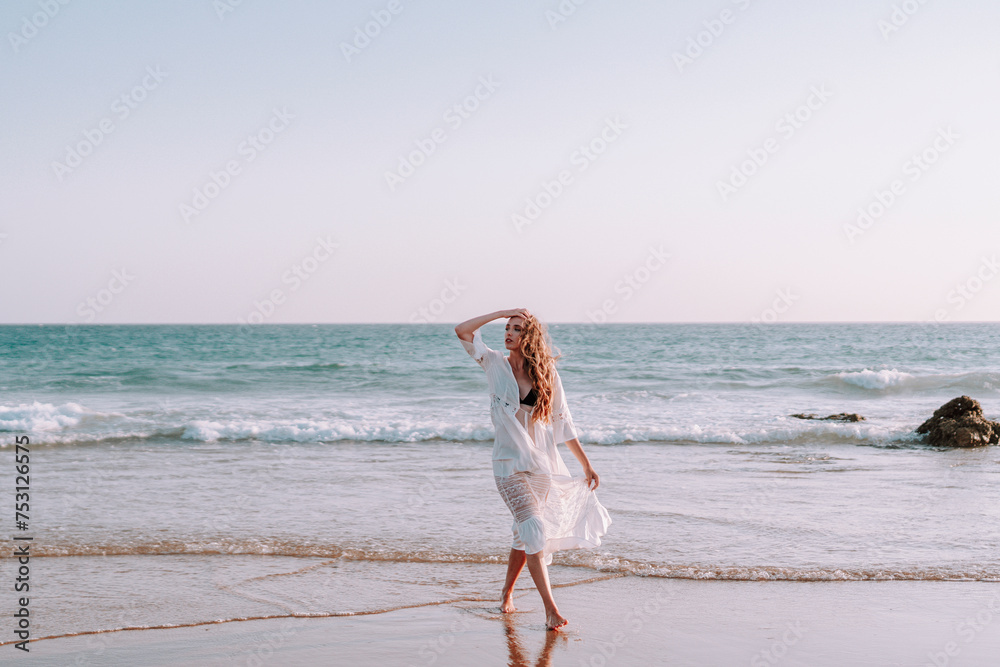 mujer joven feliz en la playa, mujer hermosa en la playa, mujer rubia