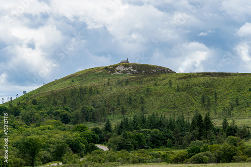 Surplombant la colline couronnée de sapins des monts d'Arrée, la Chapelle Saint-Michel de Brasparts offre une vue spectaculaire et une atmosphère empreinte de sérénité