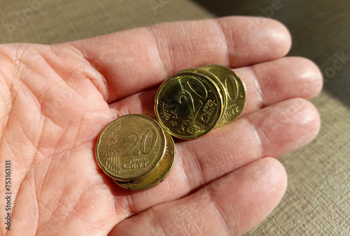 Monete da 20 centesimi nella mano di un uomo photo