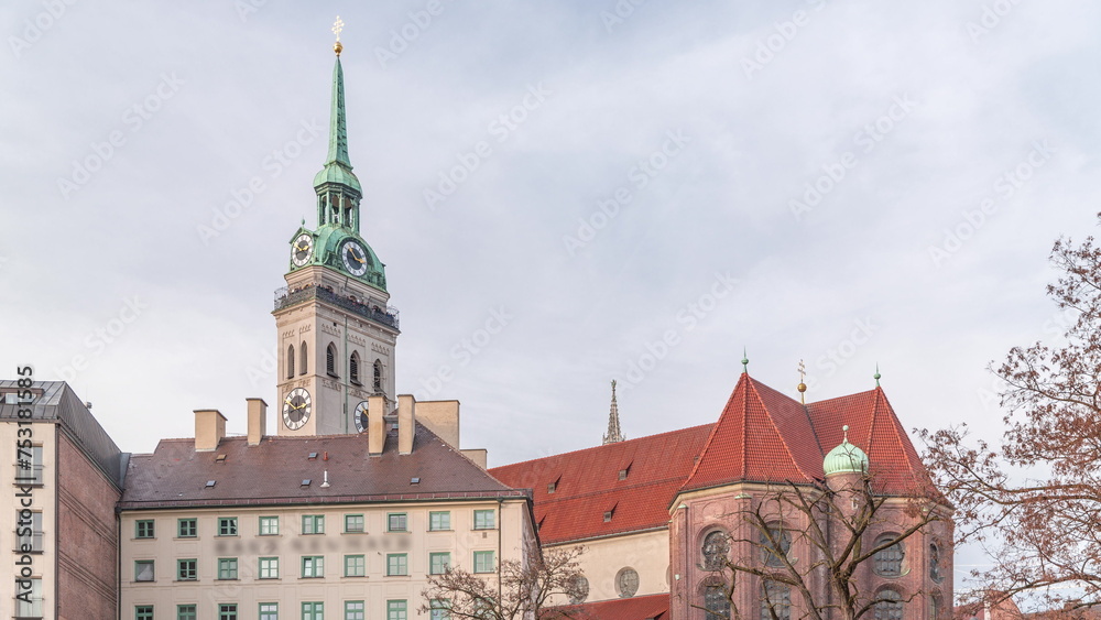 Obraz premium St. Peter's Church Peterskirche clock tower along Viktualienmarkt market street timelapse in Munich, Bavaria, Germany.