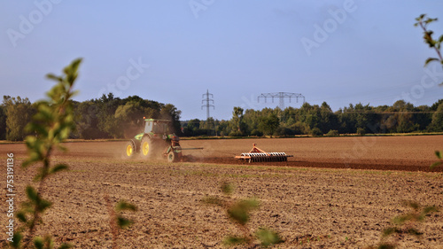 Ackerland wird mit Traktor bearbeitet photo