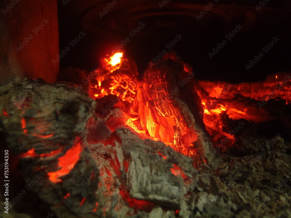 Fogata con brazas y leños ardiente Fogata con brazas y leños ardiente