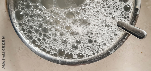 Schaum in der Schale beim Spülen