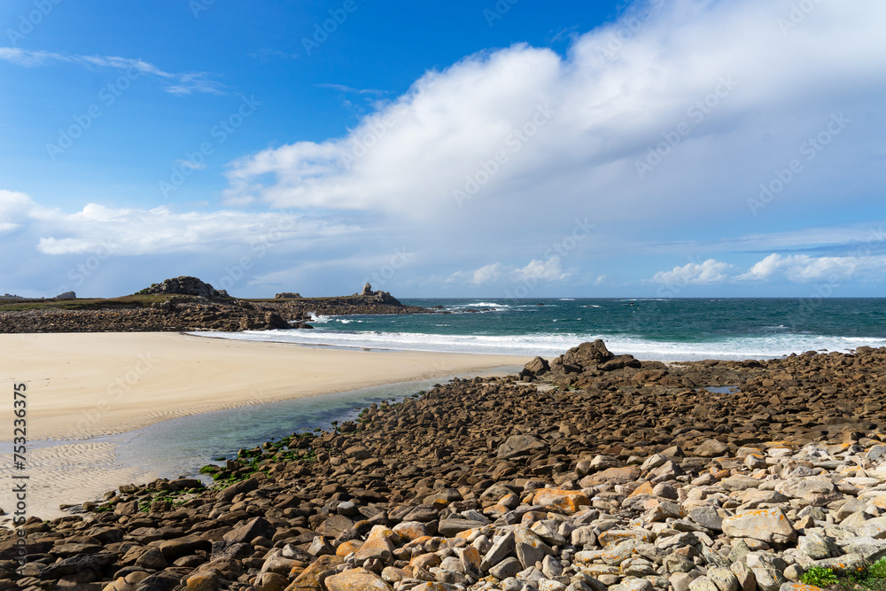 Plage bretonne bordée de rochers découverts à marée basse