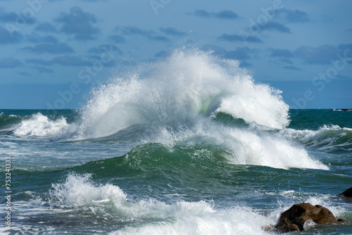 Les vagues en furie enlacent la côte bretonne, s'accordant au vent dans une harmonie sauvage et éclatante lors de la tempête.