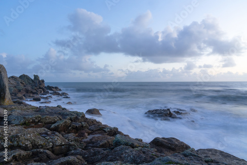 Pose longue capturant la majesté de la côte rocheuse du Finistère sud en Bretagne © Laurent