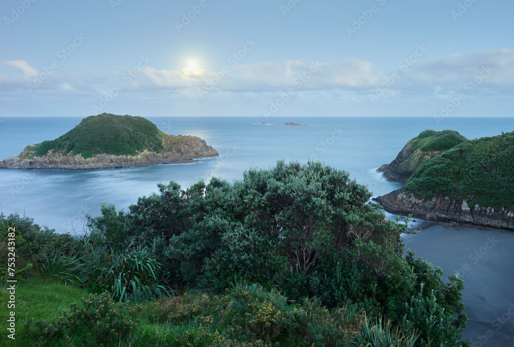 Obraz premium Mondaufgang am Back Beach, Mew Plymouth, Taranaki, Nordinsel, Neuseeland, Ozeanien