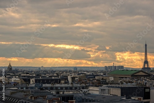 Vue panoramique sur le ciel de Paris en hauteur et rayons du soleil traversant les nuages  avec effet d accentuation de lumi  re chaude