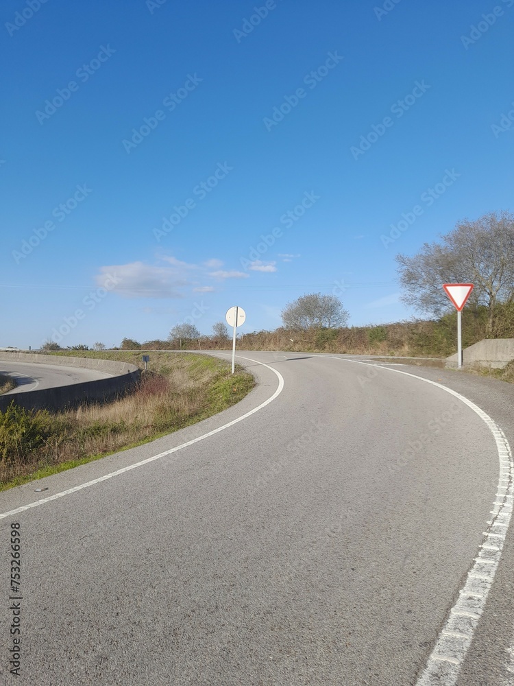 Fototapeta premium Ramal de enlace a una carretera en O Arneiro, Galicia