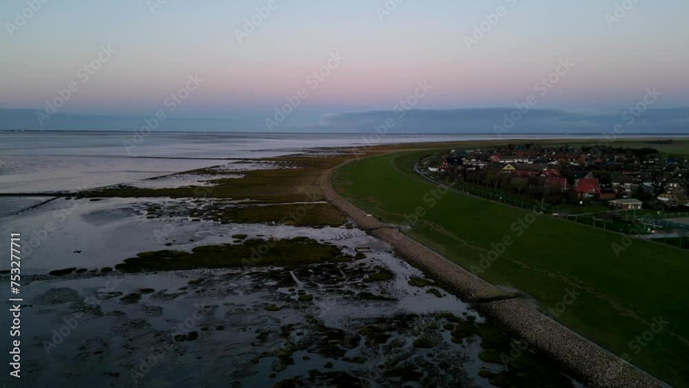 Wattenmeer in Friedrichskoog im Sonnenuntergang, Drohnenflug bei Abendstimmung