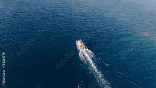 barco navegando el océano atlántico 