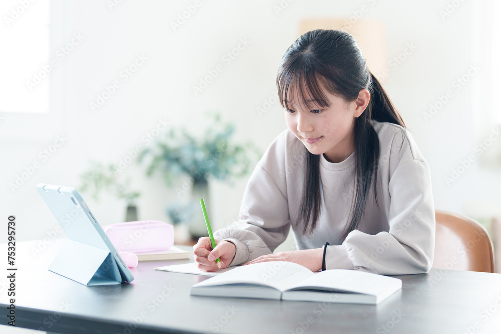タブレットを使って勉強をする女の子