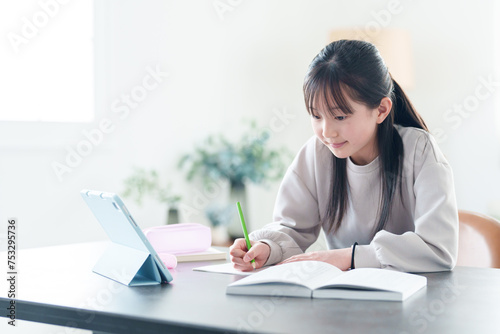 タブレットを使って勉強をする女の子 photo