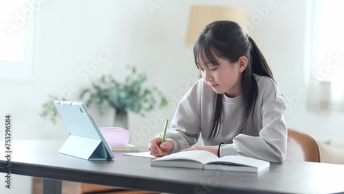 タブレットを使って勉強をする女の子