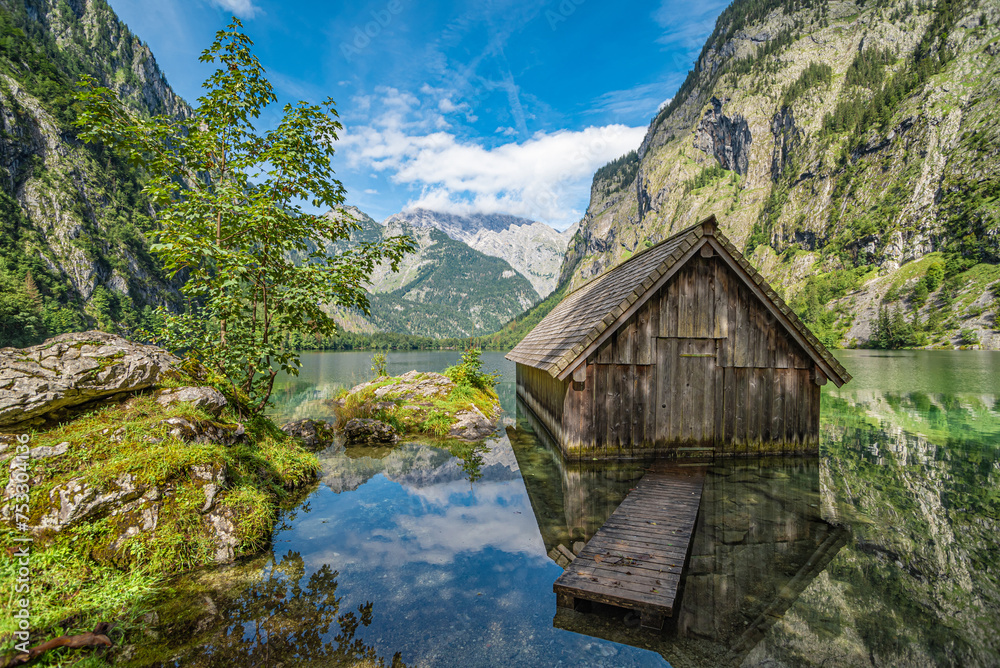 Fototapeta premium Obersee mit Bootshaus und Watzmannmassiv im Nationalpark Berchtesgaden