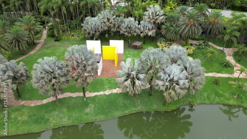 Instituto Inhotim Arte contemporânea Jardim Botânico Esculturas ao ar livre Paisagismo exuberante Obras de arte Instalações artísticas Acervo diversificado Arquitetura singular Natureza
