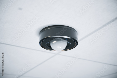 Obraz na płótnie Advanced Ceiling-Mounted Motion Sensor in a High-Tech Office Space w salonie