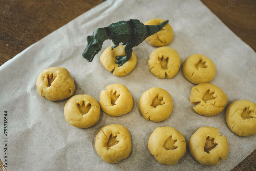 Idea for an activity with your child: homemade cookies with dinosaur footprints