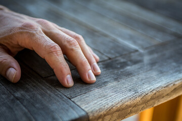 Leinwandbilder Nagelstudio Ruhende Männerhand in Nahaufnahme  © InversedSlayer