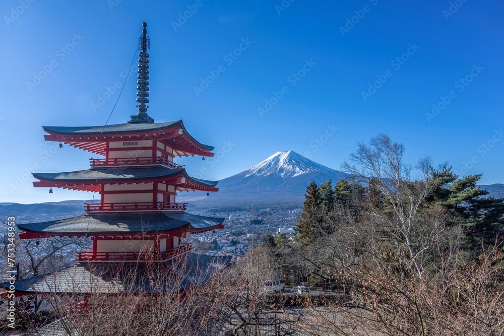 青空バックに展望台から見る富士山と五重塔のコラボ情景