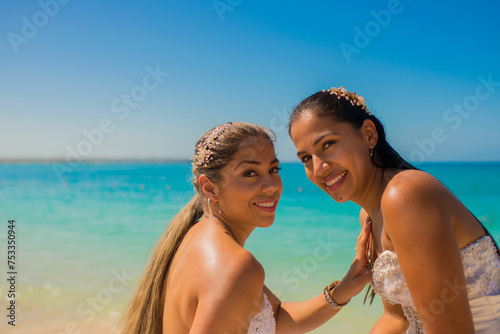 retrato de pareja del mismo sexo casadas en la playa 