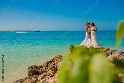 pareja de mujeres casadas a orillas del mar 