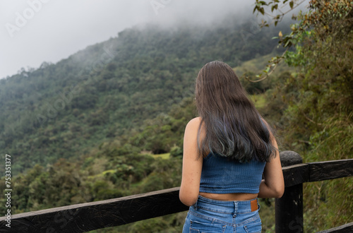 joven mujer de espaldas mirando el paisaje 
