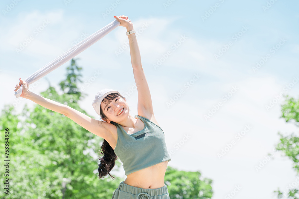 公園で運動・トレーニング・ウォーキング・ストレッチする女性(タオル・発汗・デトックス)
