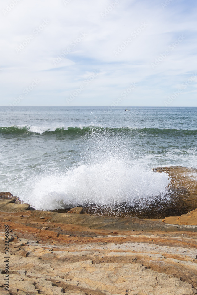 Fototapeta premium Waves breaking on Sunset Cliffs, San Diego, California