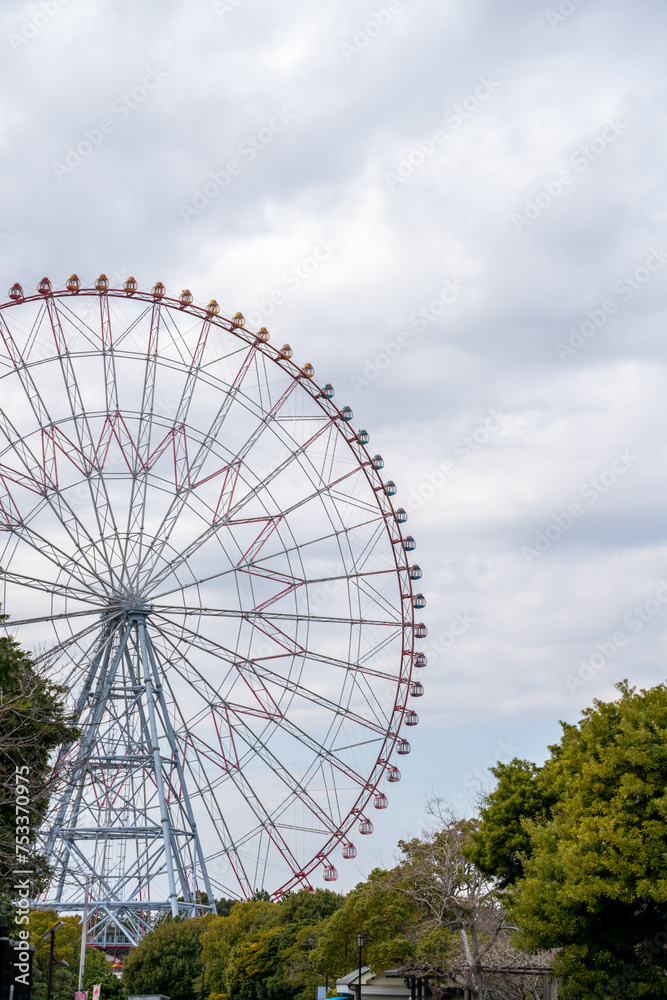 遊園地のカラフルな観覧車　01