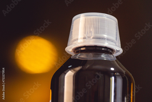 Xarope. Medicamento líquido para o alívio da tosse. Remédio, Medicação, Vidro, Saúde. photo