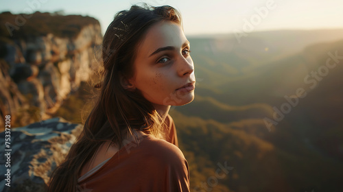 Uma jovem contemplando a paisagem da montanha à distância em clima aconchegante e iluminação suave