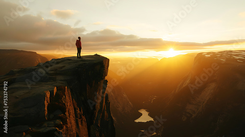 Explorador contempla vasta paisagem montanhosa em luz suave evocando uma aventura repleta de tons cálidos